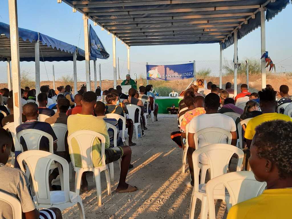 Solidarität am Fest Maria Himmelfahrt auf Zypern, in den Zelten wird mit den Flüchtlingen aus dem Lager Pournara gebetet und gefeiert